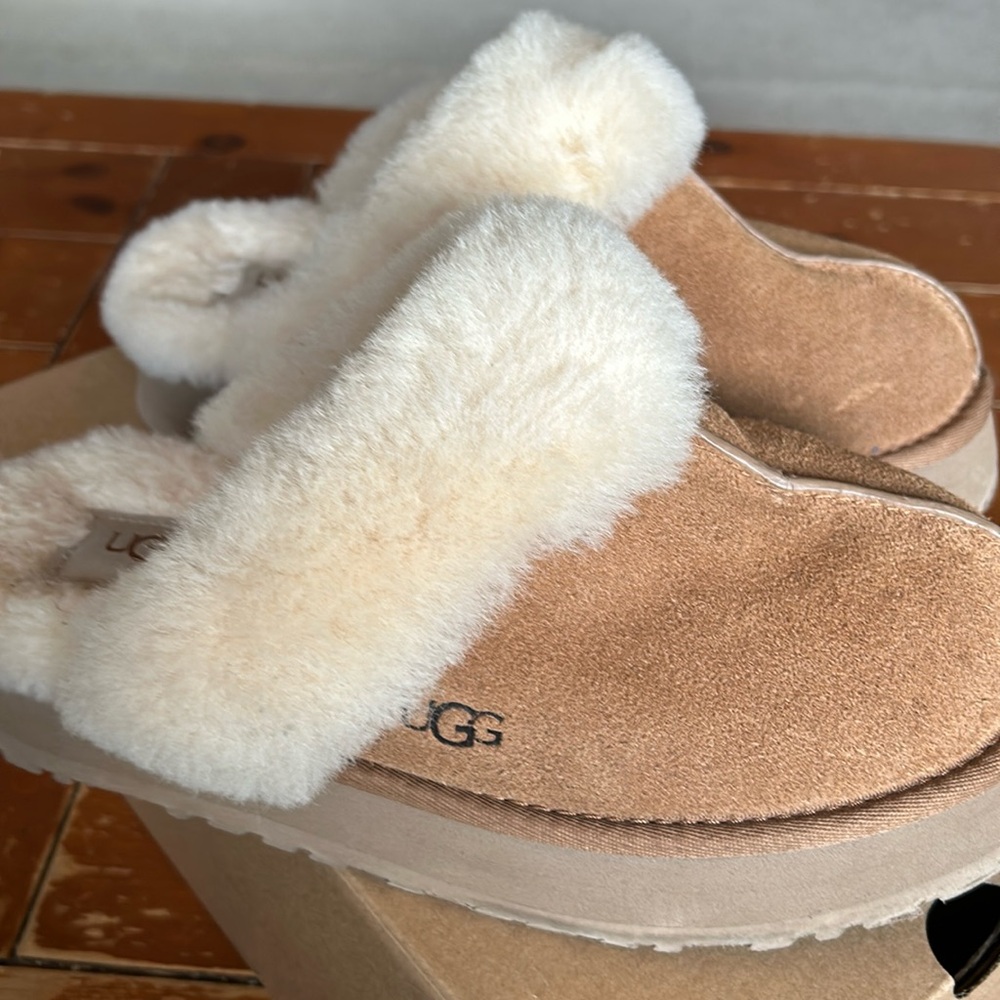 Woman’s UGG Disquette Size 8